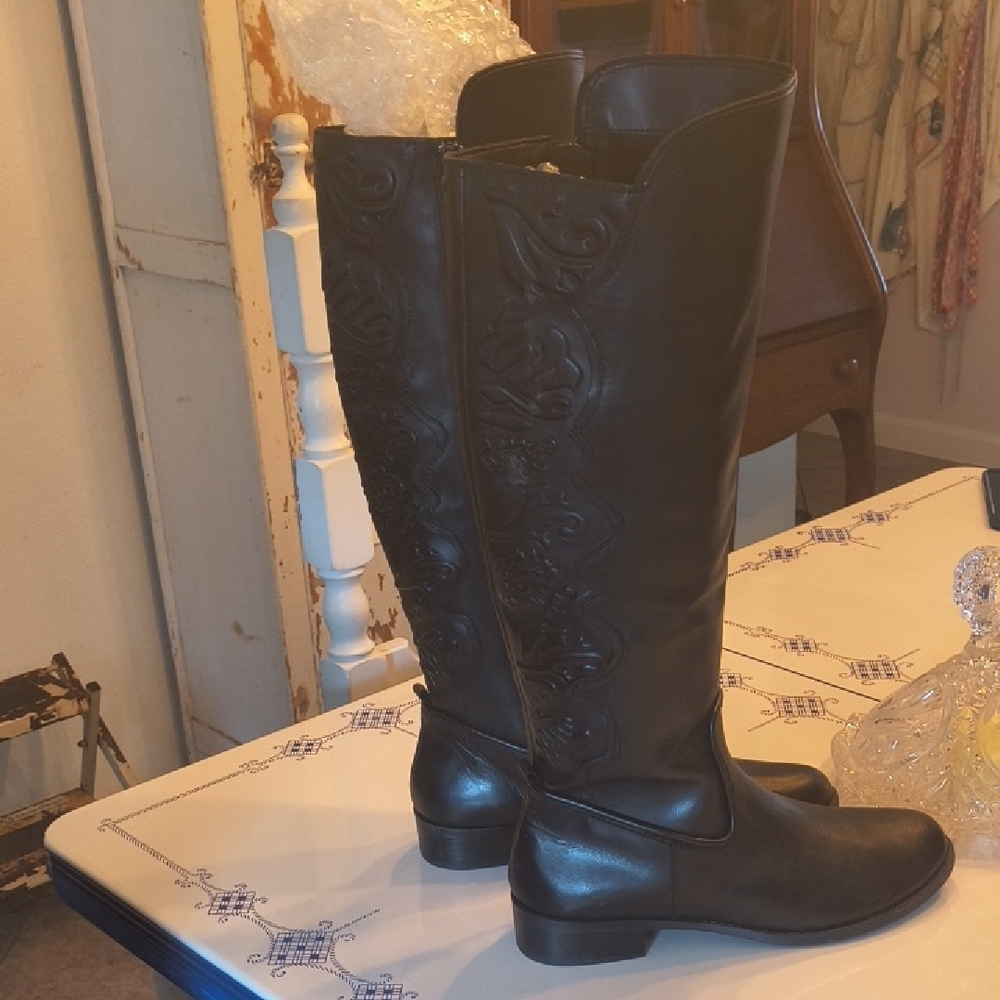 Gianni Bini Black Embroidered Winter Boots